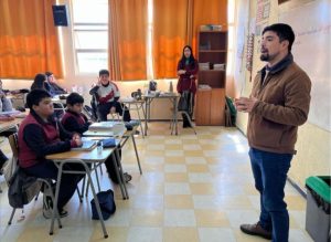 ALEJANDRO CONCHA EN EL COLEGIO LUIS MARTÍNEZ GONZÁLEZ DE HUELPI, REALIZANDO UNA CHARLA SOBRE LA EDUCACIÓN POÉTICA A UN SEXTO BÁSICO. IMAGEN EXTRÍDA DESDE SUS REDES SOCIALES