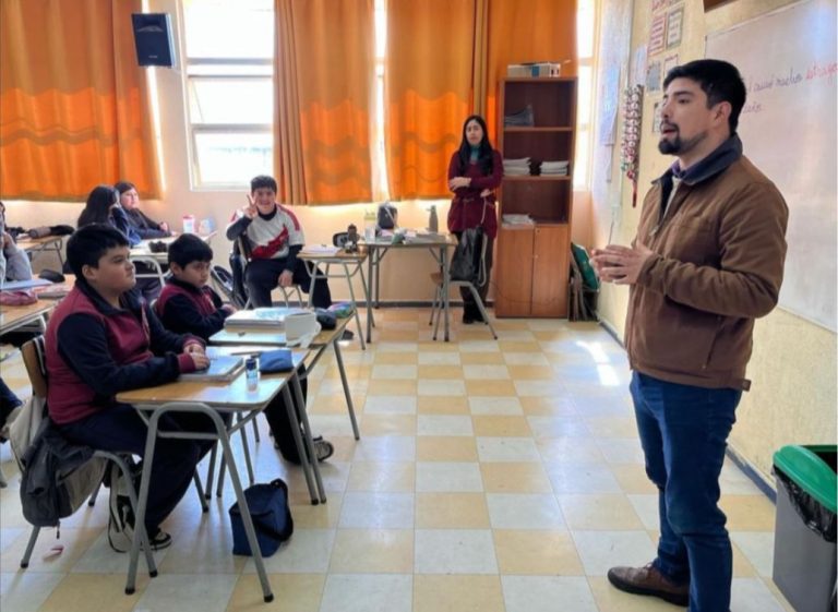 ALEJANDRO CONCHA EN EL COLEGIO LUIS MARTÍNEZ GONZÁLEZ DE HUELPI, REALIZANDO UNA CHARLA SOBRE LA EDUCACIÓN POÉTICA A UN SEXTO BÁSICO. IMAGEN EXTRÍDA DESDE SUS REDES SOCIALES