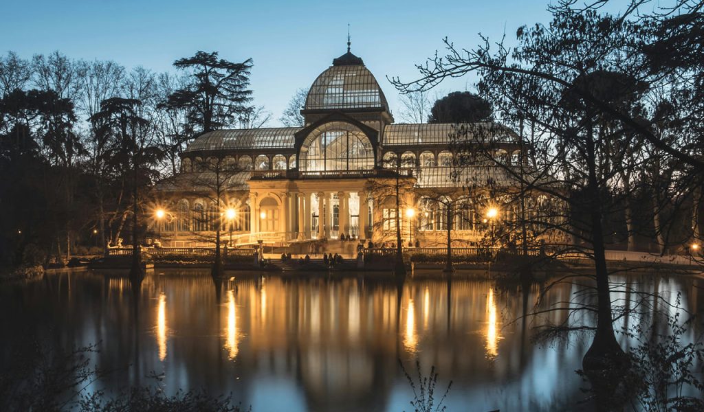 Palacio de Cristal de noche. Licencia CC-0.