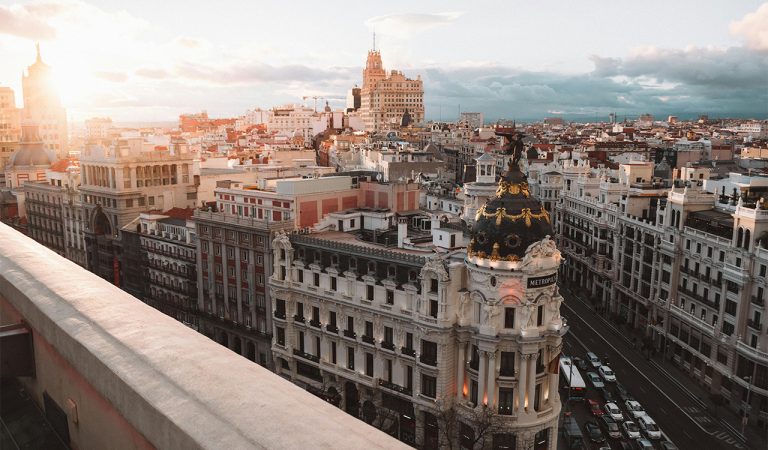 Imagen hacia la Gran Via de la Ciudad de Madrid. Licencia CC0
